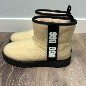 NEW UGG Classic Clear Mini Cream and Black Women’s Boots -Size 7-Waterproof-NWT